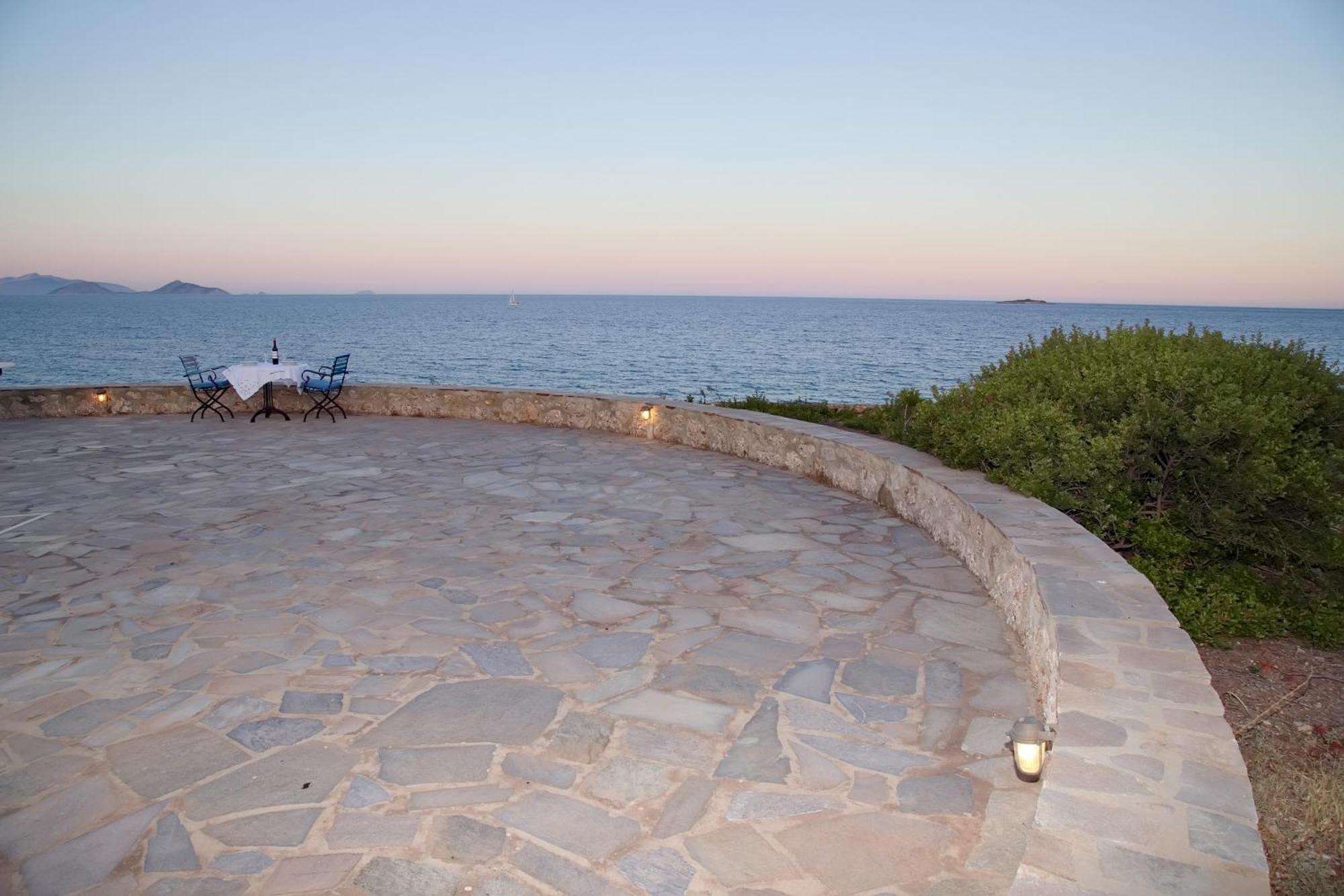 Aroura Homes 4Br Beachfront Villa Spétses Exterior foto